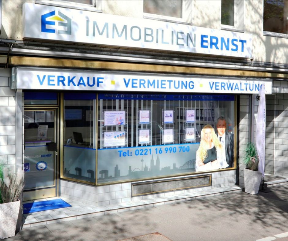 Arbeiten im eigenen Immobilien Büro mit Webseite